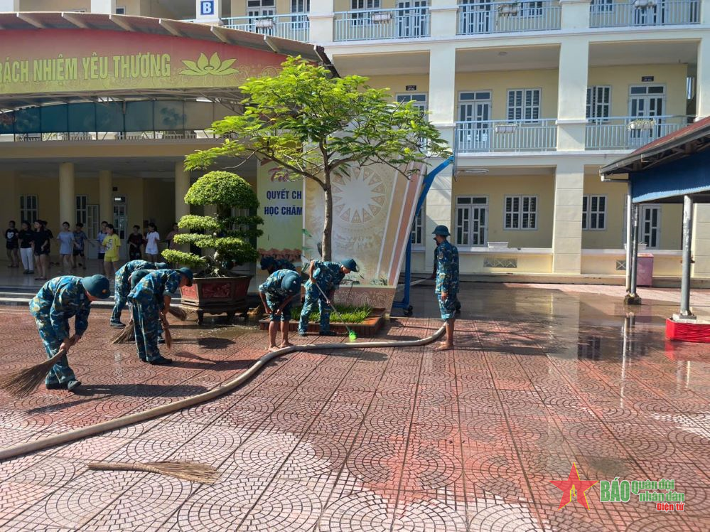 Trung đoàn 240 hỗ trợ dọn vệ sinh trường học, chuẩn bị cho năm học mới